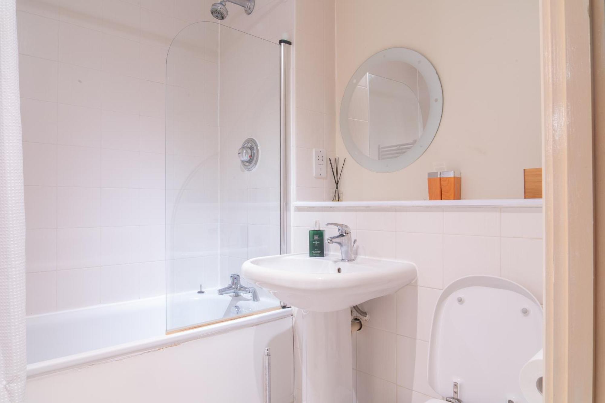 Stay In Our Stylish Flat! & Secure Building & Sleeps Up To 4 Birmingham Exterior foto